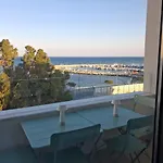 Lazuli Sea View & Pool Ap 502 아파트 라르나카