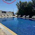 Lazuli Sea View & Pool Ap 502 아파트 라르나카