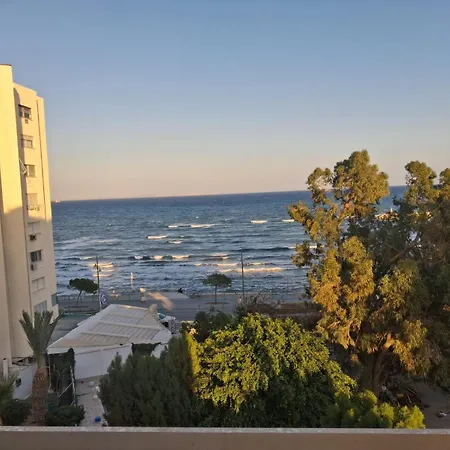 Lazuli Sea View & Pool Ap 502 아파트 라르나카